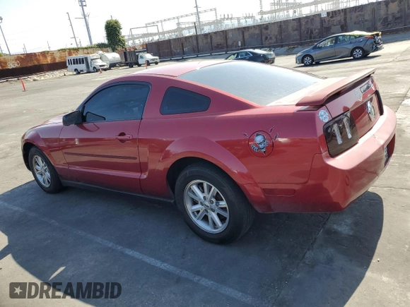 2007 Ford Mustang Deluxe z VIN 1ZVFT80N275333743, wystawiony jako Copart lot #59817145 z przebiegiem 207 762 mil mil oraz Szkoda całkowita • Salvage title. Historia ofert i sprzedaży dostępna na DreamBid. Obrazek 2.