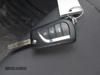 2019 Toyota Camry LE z VIN 4T1B11HK0KU698215, wystawiony jako IAAI lot #42319699 z przebiegiem 54 864 mil mil oraz . Historia ofert i sprzedaży dostępna na DreamBid. Obrazek 11.