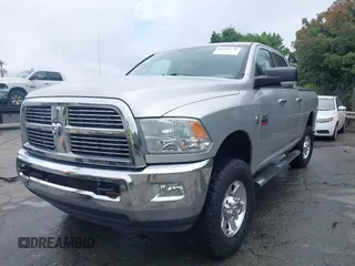 2010 Dodge 2500 SLT z VIN 3D7UT2CL9AG130789, wystawiony jako IAAI lot #42358839 z przebiegiem 128 802 mil mil oraz . Historia ofert i sprzedaży dostępna na DreamBid. Obrazek 17.