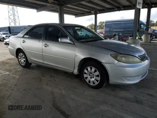 2005 Toyota Camry STD z VIN 4T1BE32K25U946848, wystawiony jako Copart lot #50825945 z przebiegiem 271 622 mil mil oraz Czysty tytuł • Clean title. Historia ofert i sprzedaży dostępna na DreamBid. Obrazek 4.