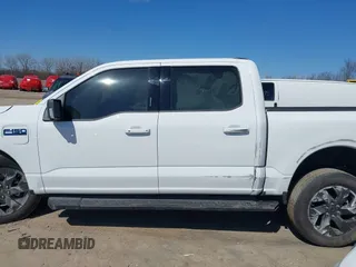 2024 Ford F-150 Lightning z VIN 1FTVW3L74RWG20276, wystawiony jako IAAI lot #41991515 z przebiegiem 4048 mil mil oraz . Historia ofert i sprzedaży dostępna na DreamBid. Obrazek 15.