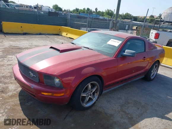 2005 Ford Mustang Deluxe z VIN 1ZVFT80N355125190, wystawiony jako IAAI lot #42444745 z przebiegiem 127 440 mil mil oraz . Historia ofert i sprzedaży dostępna na DreamBid. Obrazek 2.