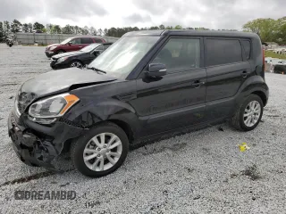 2013 Kia Soul + z VIN KNDJT2A6XD7749816, wystawiony jako Copart lot #51284975 z przebiegiem 85 612 mil mil oraz Szkody całkowita. Historia ofert i sprzedaży dostępna na DreamBid. Obrazek 1.
