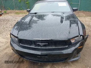 2011 Ford Mustang V6 z VIN 1ZVBP8EM7B5139351, wystawiony jako IAAI lot #42471805 z przebiegiem 80 513 mil mil oraz . Historia ofert i sprzedaży dostępna na DreamBid. Obrazek 6.