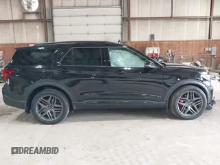 2025 Ford Explorer ST z VIN 1FMWK8GC6SGA08676, wystawiony jako IAAI lot #42043230 z przebiegiem 4 934 mil mil oraz . Historia ofert i sprzedaży dostępna na DreamBid. Obrazek 14.