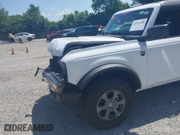 2025 Ford Bronco Big Bend z VIN 1FMDE7BH3SLA43579, wystawiony jako IAAI lot #42533206 z przebiegiem 2 958 mil mil oraz . Historia ofert i sprzedaży dostępna na DreamBid. Obrazek 18.
