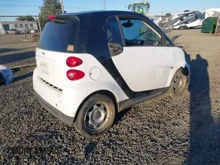 2013 Smart fortwo Pure z VIN WMEEJ3BA5DK703700, wystawiony jako IAAI lot #41431239 z przebiegiem 84 733 mil mil oraz . Historia ofert i sprzedaży dostępna na DreamBid. Obrazek 4.