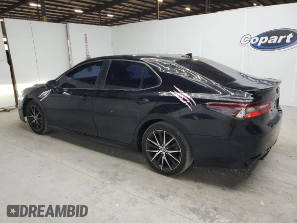 2022 Toyota Camry SE z VIN 4T1G11AK9NU057987, wystawiony jako Copart lot #56749015 z przebiegiem 85 171 mil mil oraz Czysty tytuł • Clean title. Historia ofert i sprzedaży dostępna na DreamBid. Obrazek 2.
