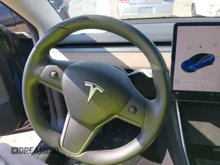 2018 Tesla Model 3 Long Range Battery z VIN 5YJ3E1EB0JF064945, wystawiony jako IAAI lot #42198286 z przebiegiem 35 112 mil mil oraz . Historia ofert i sprzedaży dostępna na DreamBid. Obrazek 7.