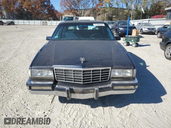 1992 Cadillac Fleetwood z VIN 1G6CB53B4N4301200, wystawiony jako Copart lot #71384554 z przebiegiem 115 430 mil mil oraz Tytuł czysty. Historia ofert i sprzedaży dostępna na DreamBid. Obrazek 5.