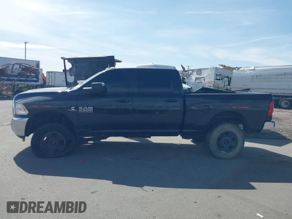2018 Ram 2500 Tradesman z VIN 3C6UR5CL5JG359438, wystawiony jako IAAI lot #39767267 z przebiegiem 148 103 mil mil oraz . Historia ofert i sprzedaży dostępna na DreamBid. Obrazek 14.