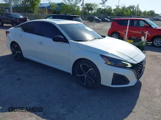 2023 Nissan Altima SR z VIN 1N4BL4CV6PN423635, wystawiony jako IAAI lot #42280027 z przebiegiem 21 193 mil mil oraz . Historia ofert i sprzedaży dostępna na DreamBid. Obrazek 1.