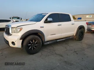 2013 Toyota Tundra Limited z VIN 5TFFY5F10DX146184, wystawiony jako Copart lot #83433164 z przebiegiem 156 559 mil mil oraz Szkoda całkowita • Salvage title. Historia ofert i sprzedaży dostępna na DreamBid. Obrazek 1.