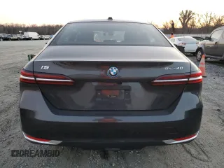 2024 BMW i5 eDrive40 z VIN WBY33FK04RCR56564, wystawiony jako Copart lot #46867435 z przebiegiem 2737 mil mil oraz Szkody całkowita. Historia ofert i sprzedaży dostępna na DreamBid. Obrazek 6.