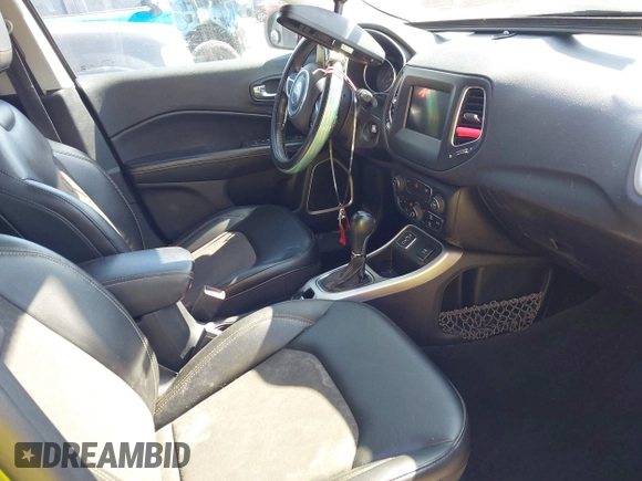 2020 Jeep Compass Latitude z VIN 3C4NJCBB6LT229969, wystawiony jako IAAI lot #42232500 z przebiegiem 86 501 mil mil oraz . Historia ofert i sprzedaży dostępna na DreamBid. Obrazek 5.