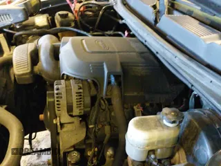 2010 Chevrolet Silverado 1500 LS z VIN 3GCRKREA6AG199138, wystawiony jako IAAI lot #41750312 z przebiegiem 208 628 mil mil oraz . Historia ofert i sprzedaży dostępna na DreamBid. Obrazek 19.