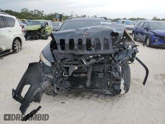 2016 Jeep Cherokee Altitude z VIN 1C4PJLCB5GW342237, wystawiony jako Copart lot #55676175 z przebiegiem 210 990 mil mil oraz Szkoda całkowita • Salvage title. Historia ofert i sprzedaży dostępna na DreamBid. Obrazek 5.