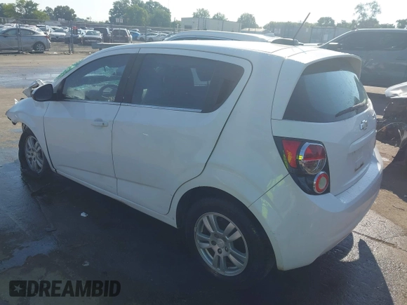 2015 Chevrolet Sonic LT z VIN 1G1JC6SB8F4201796, wystawiony jako IAAI lot #42801612 z przebiegiem 209 607 mil mil oraz . Historia ofert i sprzedaży dostępna na DreamBid. Obrazek 3.