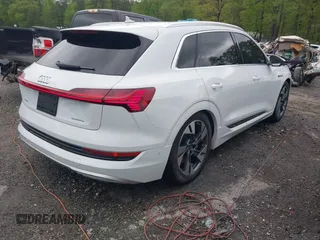 2023 Audi e-tron Premium Plus z VIN WA1LAAGE8PB006137, wystawiony jako IAAI lot #41974875 z przebiegiem 21 728 mil mil oraz . Historia ofert i sprzedaży dostępna na DreamBid. Obrazek 4.