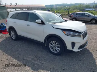 2020 Kia Sorento LX z VIN 5XYPGDA3XLG629029, wystawiony jako IAAI lot #42295788 z przebiegiem 53 388 mil mil oraz . Historia ofert i sprzedaży dostępna na DreamBid. Obrazek 1.