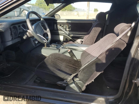 1989 Pontiac Firebird z VIN 1G2FS2186KL212458, wystawiony jako Copart lot #56995025 z przebiegiem 89 851 mil mil oraz Szkoda całkowita • Salvage title. Historia ofert i sprzedaży dostępna na DreamBid. Obrazek 7.