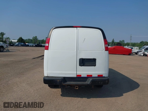 2016 Chevrolet Express Cargo z VIN 1GCWGAFF5G1131761, wystawiony jako IAAI lot #42454440 z przebiegiem 202 356 mil mil oraz . Historia ofert i sprzedaży dostępna na DreamBid. Obrazek 16.