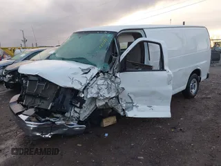 2015 GMC Savana Cargo Van with VIN 1GTW7FCF6F1909405, listed as a IAAI auction lot 41173319 with 180,010 mi miles. Bid and sale history available at carsss.com. Image 2.