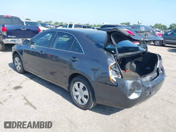 2008 Toyota Camry LE z VIN 4T1BE46K28U770940, wystawiony jako IAAI lot #42229006 z przebiegiem 184 667 mil mil oraz . Historia ofert i sprzedaży dostępna na DreamBid. Obrazek 3.