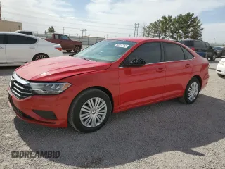 2019 Volkswagen Jetta S z VIN 3VWCB7BU1KM180098, wystawiony jako Copart lot #56937755 z przebiegiem 102 852 mil mil oraz Czysty tytuł • Clean title. Historia ofert i sprzedaży dostępna na DreamBid. Obrazek 1.