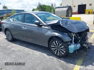 2025 Nissan Altima SV z VIN 1N4BL4DV6SN381605, wystawiony jako IAAI lot #42295352 z przebiegiem 1 296 mil mil oraz . Historia ofert i sprzedaży dostępna na DreamBid. Obrazek 1.