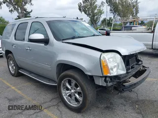 2013 GMC Yukon Denali z VIN 1GKS1EEF6DR239638, wystawiony jako IAAI lot #42131420 z przebiegiem 56 853 mil mil oraz . Historia ofert i sprzedaży dostępna na DreamBid. Obrazek 1.