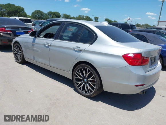 2013 BMW 3 Series 328i xDrive z VIN WBA3B3C56DF531025, wystawiony jako IAAI lot #42507909 z przebiegiem 97 331 mil mil oraz . Historia ofert i sprzedaży dostępna na DreamBid. Obrazek 3.