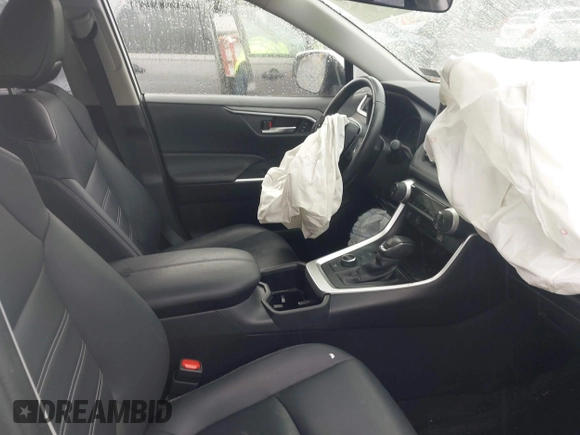 2023 Toyota RAV4 Hybrid XLE Premium z VIN JTMB6RFV3PD546700, wystawiony jako IAAI lot #42334903 z przebiegiem 53 853 mil mil oraz . Historia ofert i sprzedaży dostępna na DreamBid. Obrazek 5.