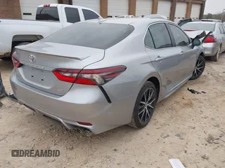 2024 Toyota Camry SE z VIN 4T1G11AK2RU211798, wystawiony jako IAAI lot #41613966 z przebiegiem 32 689 mil mil oraz . Historia ofert i sprzedaży dostępna na DreamBid. Obrazek 4.