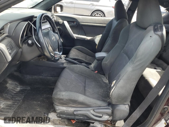 2013 Scion tC z VIN JTKJF5C7XD3046005, wystawiony jako Copart lot #51385935 z przebiegiem 113 879 mil mil oraz Tytuł czysty. Historia ofert i sprzedaży dostępna na DreamBid. Obrazek 7.