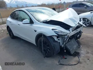 2021 Tesla Model Y Long Range z VIN 5YJYGDEE4MF095289, wystawiony jako IAAI lot #41946391 z przebiegiem 53 711 mil mil oraz . Historia ofert i sprzedaży dostępna na DreamBid. Obrazek 1.
