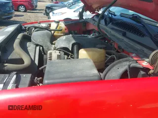 2001 Chevrolet Silverado 2500HD LS z VIN 1GCHK29UX1E261395, wystawiony jako IAAI lot #42430264 z przebiegiem 124 307 mil mil oraz . Historia ofert i sprzedaży dostępna na DreamBid. Obrazek 20.