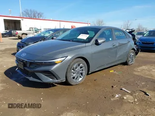 2024 Hyundai Elantra SEL z VIN KMHLM4DG4RU805694, wystawiony jako IAAI lot #41893956 z przebiegiem 4 856 mil mil oraz . Historia ofert i sprzedaży dostępna na DreamBid. Obrazek 17.
