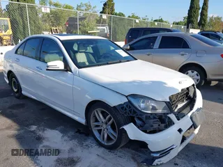 2013 Mercedes-Benz C 250 Sport z VIN WDDGF4HB7DA795015, wystawiony jako IAAI lot #42239294 z przebiegiem 174 750 mil mil oraz . Historia ofert i sprzedaży dostępna na DreamBid. Obrazek 1.