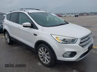 2018 Ford Escape Titanium z VIN 1FMCU9J98JUB87867, wystawiony jako IAAI lot #42300123 z przebiegiem 48 357 mil mil oraz . Historia ofert i sprzedaży dostępna na DreamBid. Obrazek 1.