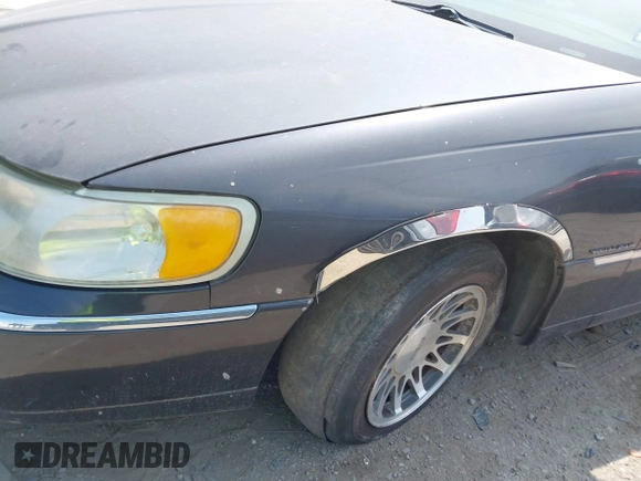 2001 Lincoln Town Car Signature z VIN 1LNHM82W11Y695417, wystawiony jako IAAI lot #42041548 z przebiegiem 117 392 mil mil oraz . Historia ofert i sprzedaży dostępna na DreamBid. Obrazek 13.