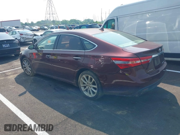 2013 Toyota Avalon XLE z VIN 4T1BK1EB6DU029564, wystawiony jako IAAI lot #42425157 z przebiegiem 228 767 mil mil oraz . Historia ofert i sprzedaży dostępna na DreamBid. Obrazek 3.