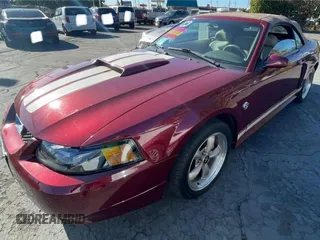 2004 Ford Mustang GT Deluxe z VIN 1FAFP45XX4F150757, wystawiony jako Copart lot #51550375 z przebiegiem 43 827 mil mil oraz Tytuł czysty. Historia ofert i sprzedaży dostępna na DreamBid. Obrazek 2.