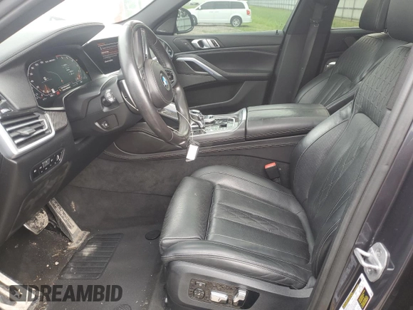 2021 BMW X6 M50i z VIN 5UXCY8C04M9D98591, wystawiony jako Copart lot #60606155 z przebiegiem 90 639 mil mil oraz Czysty tytuł • Clean title. Historia ofert i sprzedaży dostępna na DreamBid. Obrazek 7.