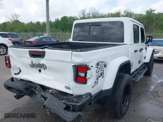 2020 Jeep Gladiator Overland with VIN 1C6HJTFGXLL162427, listed as a IAAI auction lot 41962432 with 32,354 mi miles. Bid and sale history available at carsss.com. Image 4.