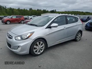 2013 Hyundai Accent SE z VIN KMHCU5AE2DU118005, wystawiony jako Copart lot #57415595 z przebiegiem 123 865 mil mil oraz Czysty tytuł • Clean title. Historia ofert i sprzedaży dostępna na DreamBid. Obrazek 1.