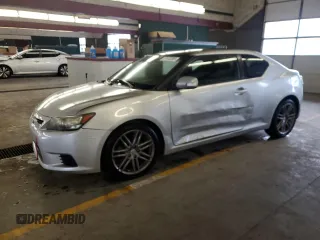 2013 Scion tC z VIN JTKJF5C77D3061643, wystawiony jako Copart lot #57418285 z przebiegiem 112 487 mil mil oraz Szkoda całkowita • Salvage title. Historia ofert i sprzedaży dostępna na DreamBid. Obrazek 1.