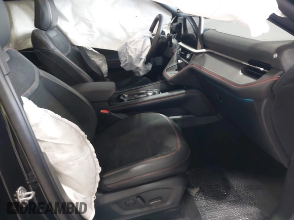 2025 Ford Explorer ST z VIN 1FMWK8GC6SGA08676, wystawiony jako IAAI lot #42043230 z przebiegiem 4 934 mil mil oraz . Historia ofert i sprzedaży dostępna na DreamBid. Obrazek 5.
