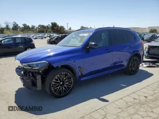 2021 BMW X5 M z VIN 5YMJU0C01M9F09255, wystawiony jako Copart lot #52820175 z przebiegiem 29 461 mil mil oraz Szkody całkowita. Historia ofert i sprzedaży dostępna na DreamBid. Obrazek 1.