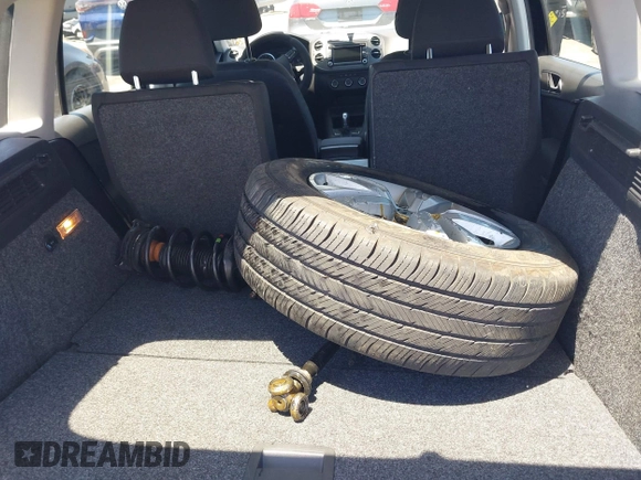 2015 Volkswagen Tiguan SE with VIN WVGAV7AX8FW542393, listed as a IAAI auction lot 42631986 with 132,168 mi miles and . Bid and sale history available at DreamBid. Image 12.